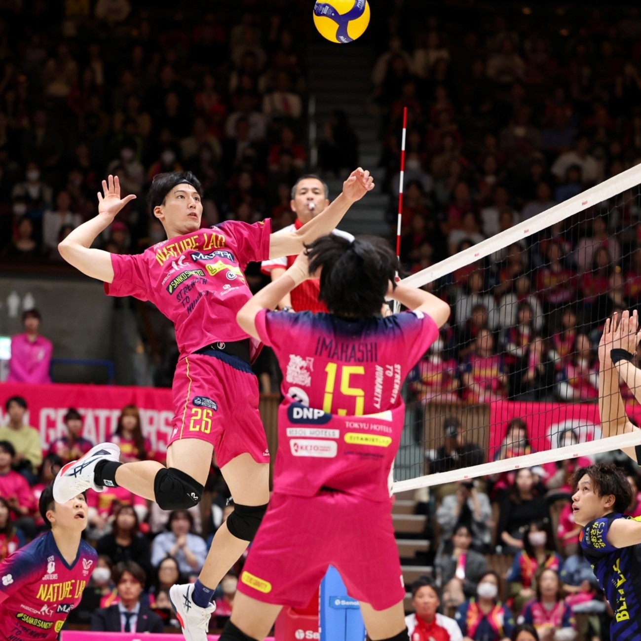 隐蔽骗术：揭秘“特制发型／配饰”中隐藏的微型摄像头成像技术。（伪装摄录黑幕：解密“特制发型／配饰”内置微型摄像头的成像原理）